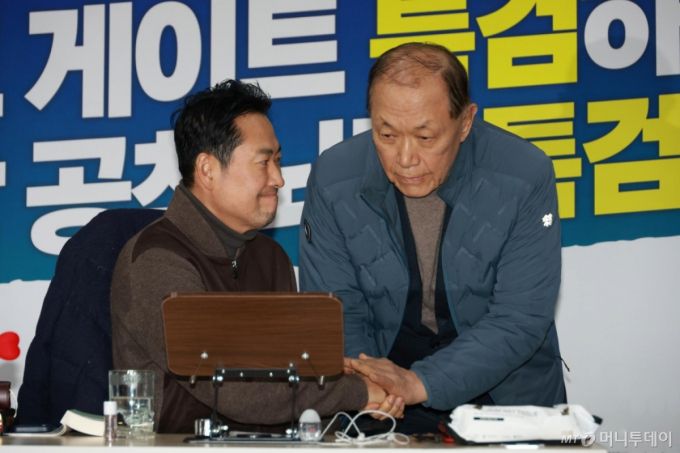 [서울=뉴시스] 고승민 기자 = 나흘째 단식투쟁 중인 장동혁 국민의힘 대표가 18일 서울 여의도 국회 로텐더홀에서 황우여 상임고문과 인사하고 있다. 2026.01.18. kkssmm99@newsis.com /사진=고승민