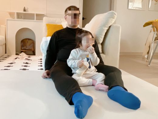 밥먹을 때도 아빠에게 찰싹 붙은 딸. 밥상머리 교육은 아무래도 병세가 호전된 이후에나 해야겠다. /사진=최우영 기자