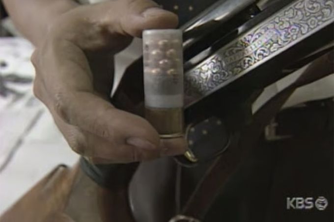 1999년 1월 19일. 강원 삼척시로 신혼여행을 떠난 부부가 한 비포장 도로에서 엽총으로 살해되는 사건이 발생했다. 부부에게 엽총을 쏜 정형구는 전과 6범, 이를 방조한 공범 한준희는 전과 5범이었다. 정형구가 쏜 총은 멧돼지 사냥에 주로 쓰이는 엽총으로, 탄환 여러 개가 흩어지도록 설계된 총기였다. /사진=KBS