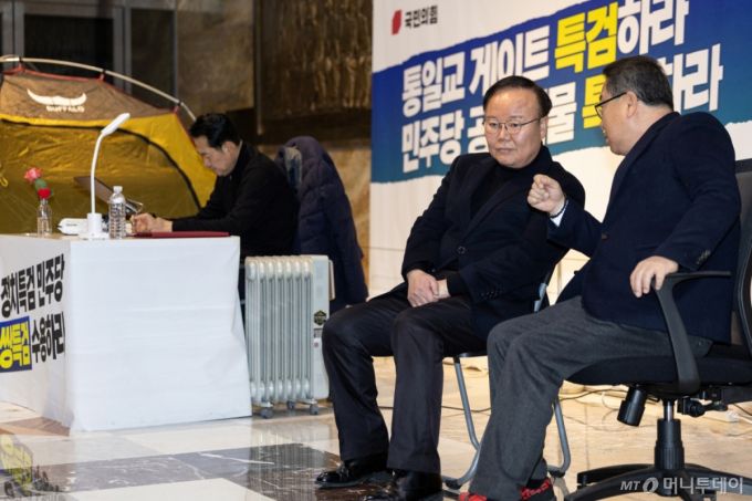 (서울=뉴스1) 이승배 기자 = 장동혁 국민의힘 대표가 18일 서울 여의도 국회 로텐더홀에서 더불어민주당의 통일교 및 공천뇌물 특검 수용을 촉구하며 5일째 단식을 하는 가운데 단식에 동참한 김재원 최고위원이 자리를 지키고 있다. 2026.1.19/뉴스1  Copyright (C) 뉴스1. All rights reserved. 무단 전재 및 재배포,  AI학습 이용 금지. /사진=(서울=뉴스1) 이승배 기자