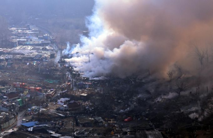 지난 16일 화재가 발생한 서울 개포동 구룡마을에서 연기가 피어 오르고 있는 모습./사진=뉴시스.