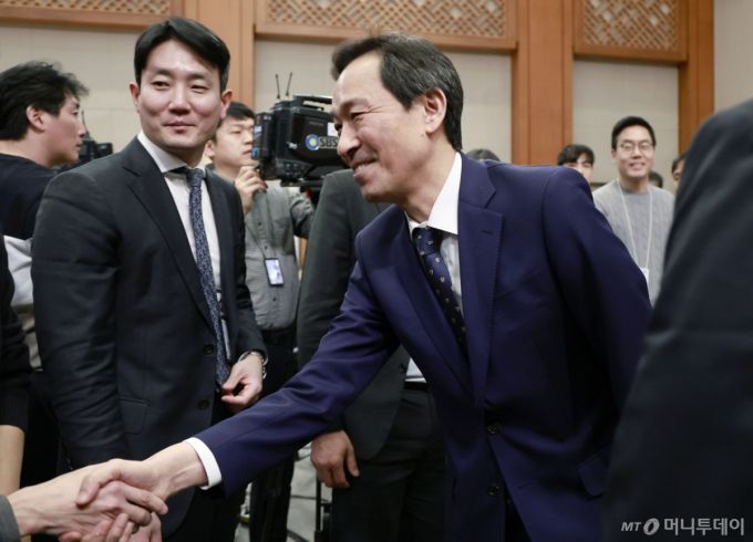 [서울=뉴시스] 최동준 기자 = 사의를 표명한 우상호 정무수석이 18일 청와대에서 기자들과 인사하고 있다. 2026.01.18. photocdj@newsis.com /사진=최동준