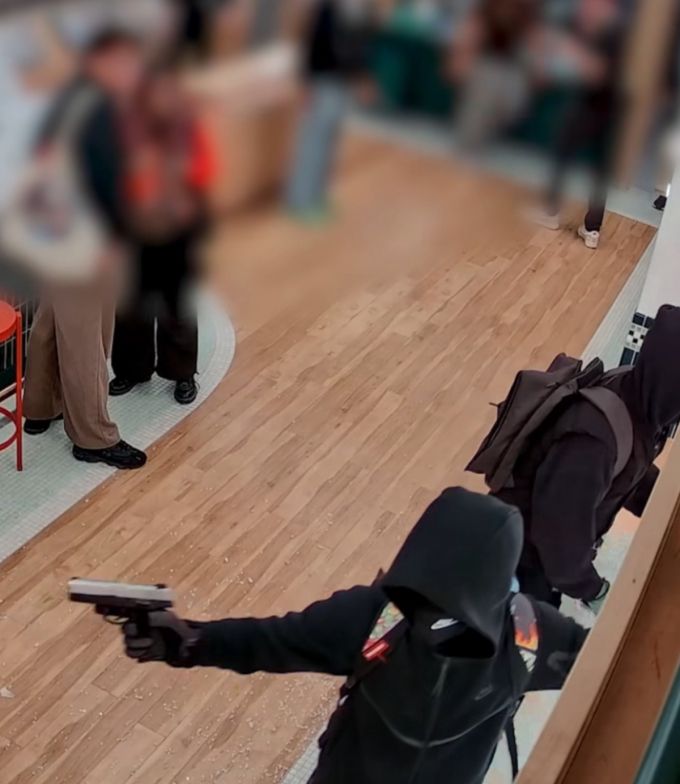 무장 강도가 미국 뉴욕의 한 '포켓몬 카드' 매장을 습격해 약 10만 달러(한화 약 1억4700만원) 상당의 물건을 훔쳐 달아났다. /사진='포케 코트' 페이스북