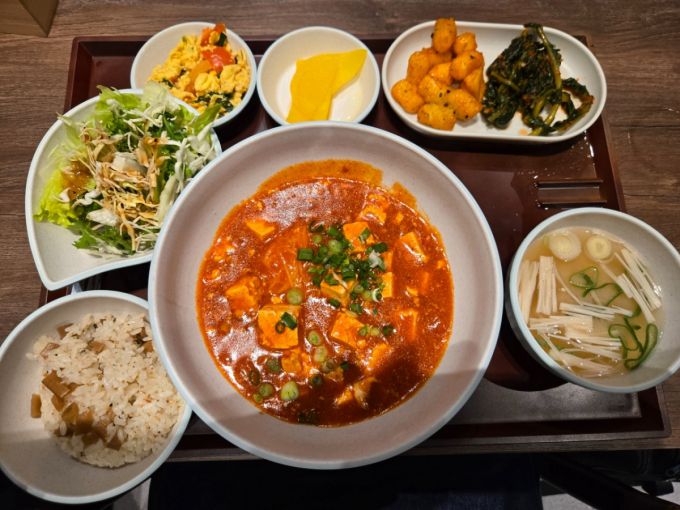 이날 점심 식사로 제공된 '마파두부미엔'. 메인메뉴 외에도 여섯 종류의 반찬이 제공됐다./사진=홀린 듯 젓가락을 든 이찬종 기자