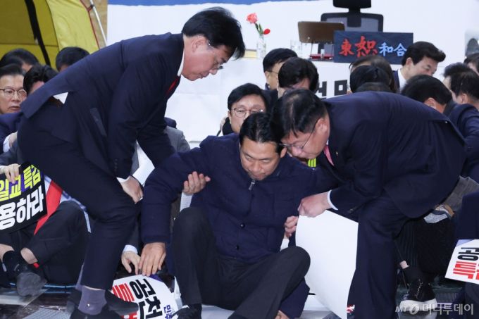 (서울=뉴스1) 신웅수 기자 = 장동혁 국민의힘 대표가 19일 서울 여의도 국회 로텐더홀에서 열린 통일교 게이트·더불어민주당 공천뇌물 특검 촉구 규탄대회를 마친 후 송언석 원내대표 등의 부축을 받고 있다. 2026.1.19/뉴스1  Copyright (C) 뉴스1. All rights reserved. 무단 전재 및 재배포,  AI학습 이용 금지. /사진=(서울=뉴스1) 신웅수 기자