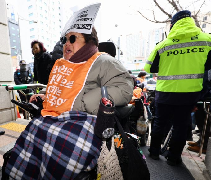 전국장애인차별철폐연대 활동가들이 지난 12일 서울 종로구 혜화경찰서 앞에서 서울경찰청 표적수사 규탄 및 합동 출석 입장 발표 기자회견을 마친 뒤 청사로 들어가고 있다. /사진=뉴시스.
