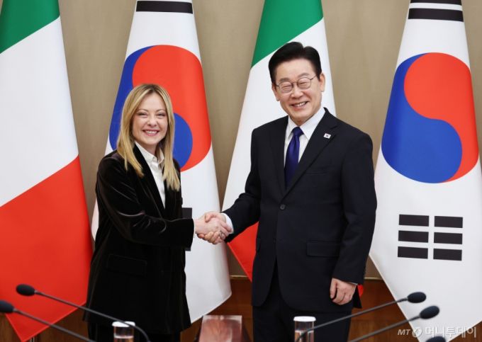 [서울=뉴시스] 최동준 기자 = 이재명 대통령과 조르자 멜로니 이탈리아 총리가 19일 청와대에서 한-이탈리아 정상회담 기념촬영을 하고 있다. 2026.01.19. photocdj@newsis.com /사진=