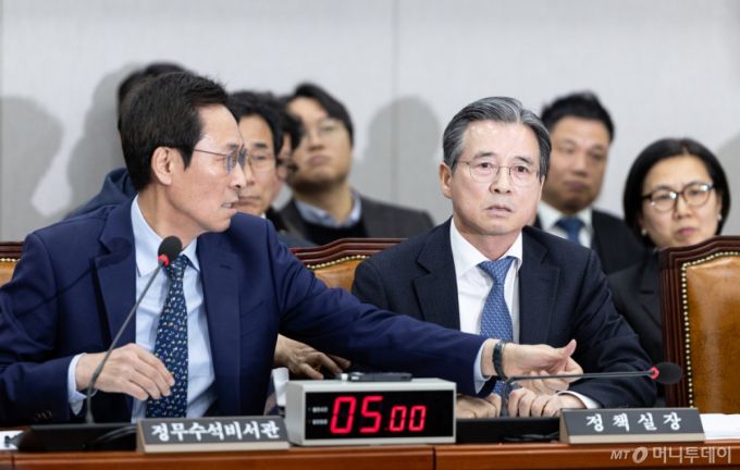 (서울=뉴스1) 이승배 기자 = 김용범 대통령실 정책실장이 18일 서울 여의도 국회에서 열린 제429회국회(정기회) 운영위원회 제5차 전체회의에서 김은혜 국민의힘 의원의 질의에 반발하고 있다. 2025.11.18/뉴스1  Copyright (C) 뉴스1. All rights reserved. 무단 전재 및 재배포,  AI학습 이용 금지. /사진=(서울=뉴스1) 이승배 기자