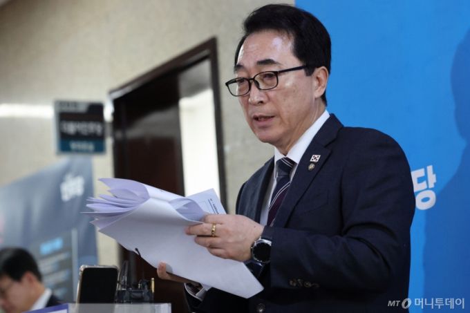 (서울=뉴스1) 이승배 기자 = 박수현 더불어민주당 수석대변인이 19일 서울 여의도 국회에서 당무위원회 결과에 대해 설명하고 있다. 2026.1.19/뉴스1  Copyright (C) 뉴스1. All rights reserved. 무단 전재 및 재배포,  AI학습 이용 금지. /사진=(서울=뉴스1) 이승배 기자