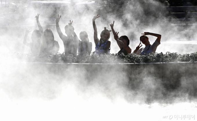 [용인=뉴시스] 김종택 기자 = 4일 경기 용인시 캐리비안 베이에서 모델들이 편백나무 노천탕, 핀란드식 원통 사우나 등 김이 모락모락 피고 있는 야외 스파에서 겨울 온천욕을 즐기고 있다.   에버랜드 인기 동물인 카피바라 테마의 '윈터 스파 캐비'로 변신한 캐리비안 베이는 힐링스파, 슬라이드, 유수풀 등 다양한 스파 시설을 12월5일부터 내년 3월3일까지 운영한다. 2025.12.04. jtk@newsis.com /사진=김종택