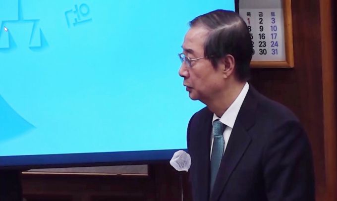 한덕수 전 국무총리가 26일 서울 서초구 서울중앙지방법원에서 열린 내란 우두머리 방조, 내란 중요임무 종사 등 혐의 사건의 결심 공판에서 최후진술을 하고 있다. 내란 특검은 한 전 총리에게 징역 15년을 구형했다. /사진=뉴시스