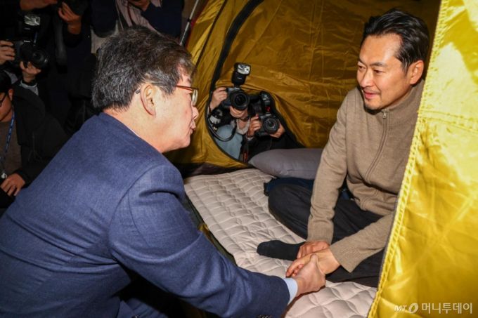 [서울=뉴시스] 김명년 기자 = 유승민 전 의원이 20일 오전 서울 여의도 국회 로텐더홀에서 통일교·공천헌금 '쌍특검'을 요구하며 엿새째 단식농성중인 장동혁 국민의힘 대표를 찾아 손을 잡고 대화하고 있다. 2026.01.20. kmn@newsis.com /사진=김명년