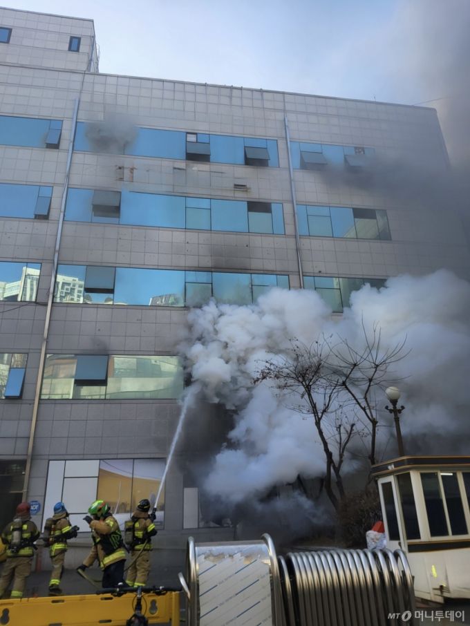 20일 오전 8시 57분 경기 부천시 원미구 중동 KB국민은행 신중동역종합금융센터에서 불이 나 소방 당국이 대응 1단계를 발령하고 진화 작업을 벌이고 있다./사진=뉴스1