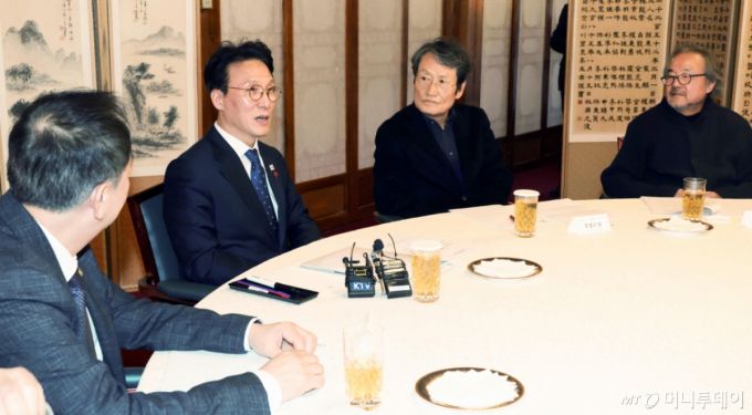 김민석 국무총리가 20일 서울 종로구 삼청동 총리공관에서 연극인들과 간담회를 하고 있다/사진=뉴시스
