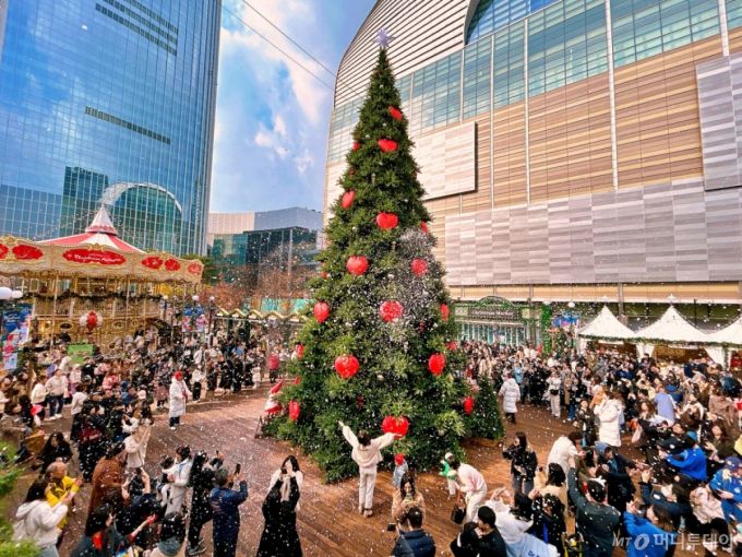 지난해 말 롯데월드몰 잠실점 앞에 조성한 크리스마스 타운에 많은 고객들이 방문해 이벤트를 즐기고 있다. /사진=뉴스1(롯데백화점 제공)