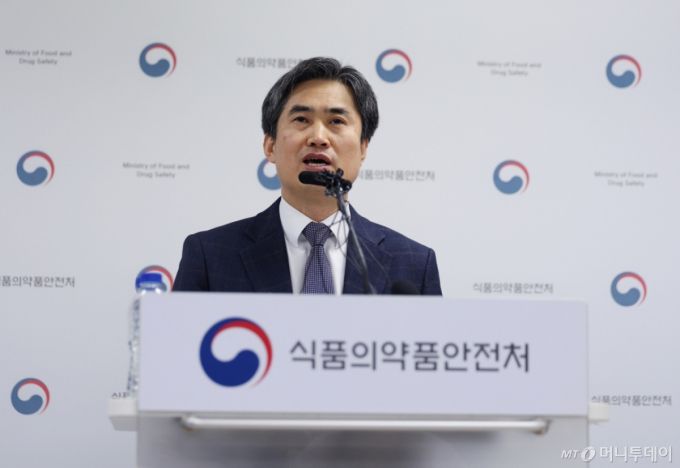 신준수 바이오생약국장이 20일 서울 양천구 서울지방식약청 브리핑실에서 애경산업 2080 치약의 트리클로산 검출 관련 브리핑을 하고 있다./사진=[서울=뉴시스] 김진아 기자