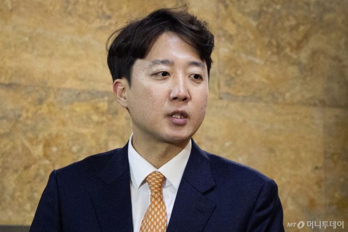 (서울=뉴스1) 유승관 기자 = 이준석 개혁신당 대표가 21일 서울 여의도 국회에서 단식농성 중인 장동혁 국민의힘 대표와 만난 후 취재진 질문에 답하고 있다. 2026.1.21/뉴스1  Copyright (C) 뉴스1. All rights reserved. 무단 전재 및 재배포,  AI학습 이용 금지. /사진=(서울=뉴스1) 유승관 기자