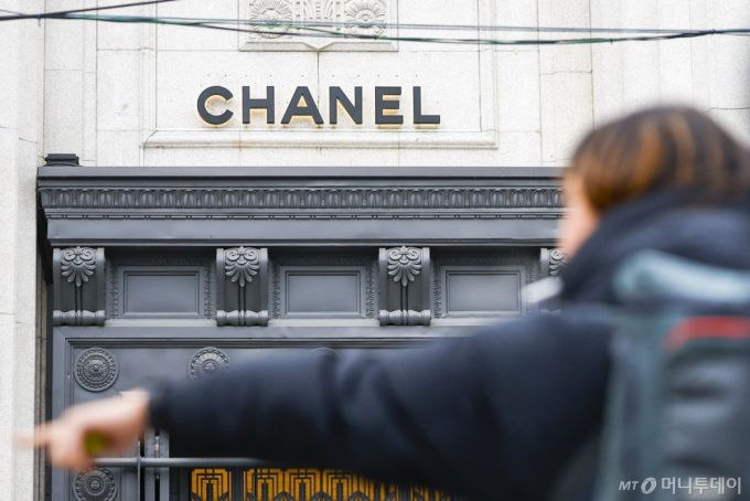[서울=뉴시스] 정병혁 기자 = 12일 서울시내 백화점 티파니앤코 광고판 앞을 시민들이 이동하고 있다.  명품 브랜드 샤넬이 국내에서 새 시즌 론칭을 앞두고 오는 13일 가방과 지갑 등 주요 제품 가격을 인상한다. 올해 들어 첫 가격 인상이다. 샤넬은 지난해에도 1월과 6월 두 차례 가격을 올렸다. 티파니앤코 역시 다음달 26일 국내 판매 제품 가격을 5~10% 상향 조정한다. 지난해 11월 이후 불과 3개월 만의 인상이다.2026.01.12. /사진=정병혁