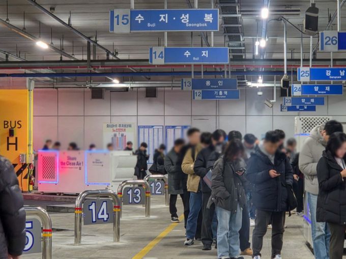 삼성전자 직원들이 지난 16일 오후 5시쯤 경기 화성시 삼성전자 화성캠퍼스 통근버스 탑승장에서 통근버스를 기다리고 있다. 강남과 사당 등 인기 노선 플랫폼 앞에는 직원 30여 명이 길게 줄을 섰다./사진=최지은 기자