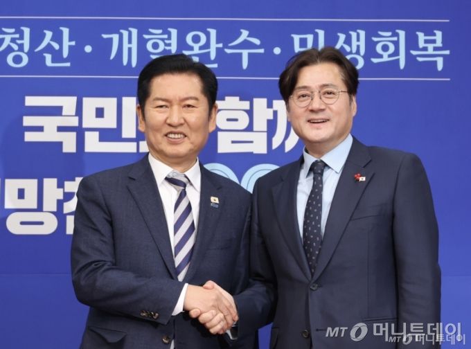 정청래 더불어민주당 대표가 21일 오후 서울 여의도 국회에서 홍익표 대통령비서실 정무수석을 접견하며 악수를 하고 있다. /사진=뉴스1