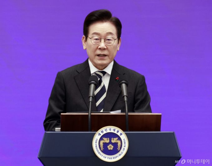 [서울=뉴시스] 최동준 기자 = 이재명 대통령이 3일 청와대 영빈관에서 열린 '새롭게 선 민주주의, 그 1년' 외신 기자회견에서 모두발언을 하고 있다. 2025.12.03. photocdj@newsis.com /사진=최동준