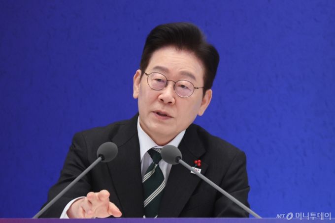 (서울=뉴스1) 이재명 기자 = 이재명 대통령이 21일 청와대 영빈관에서 열린 신년 기자회견에서 취재진 질문에 답변하고 있다. 2026.1.21/뉴스1  Copyright (C) 뉴스1. All rights reserved. 무단 전재 및 재배포,  AI학습 이용 금지. /사진=(서울=뉴스1) 이재명 기자