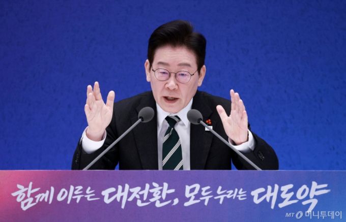 [서울=뉴시스] 고범준 기자 = 이재명 대통령이 21일 청와대 영빈관에서 열린 2026년 신년 기자회견에서 발언하고 있다. 2026.01.21. bjko@newsis.com /사진=고범준