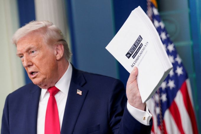 (워싱턴DC 로이터=뉴스1) 류정민 특파원 = 도널드 트럼프 미국 대통령이 20일(현지시간) 워싱턴DC 백악관에서 두 번째 임기 1주년을 맞아 자신의 성과를 모은 문서를 들어 보이고 있다. 2026.01.20.  ⓒ 로이터=뉴스1  Copyright (C) 뉴스1. All rights reserved. 무단 전재 및 재배포,  AI학습 이용 금지. /사진=(워싱턴DC 로이터=뉴스1) 류정민 특파원