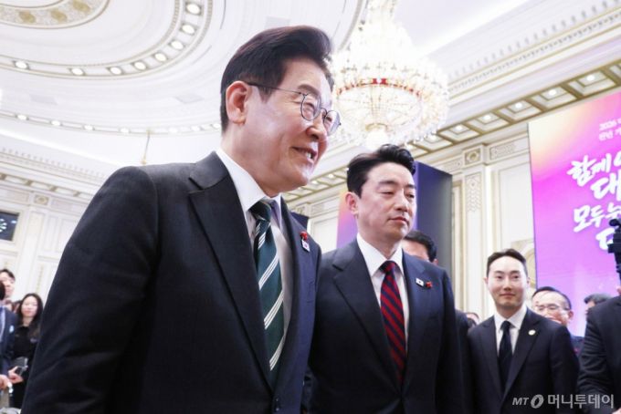 [서울=뉴시스] 고범준 기자 = 이재명 대통령이 21일 청와대 영빈관에서 열린 2026년 신년 기자회견을 마친 뒤 이동하고 있다. 2026.01.21. bjko@newsis.com /사진=고범준