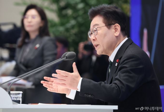 (서울=뉴스1) 이재명 기자 = 이재명 대통령이 21일 청와대 영빈관에서 열린 신년 기자회견에서 취재진 질문에 답변하고 있다. 2026.1.21/뉴스1  Copyright (C) 뉴스1. All rights reserved. 무단 전재 및 재배포,  AI학습 이용 금지. /사진=(서울=뉴스1) 이재명 기자