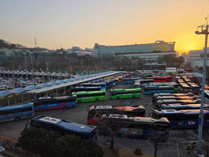 지난 16일 오후 5시30분쯤 경기 화성시 삼성전자 화성캠퍼스에서 수원, 동탄, 병점 등으로 향하는 통근버스가 직원들을 태우고 이동하고 있다./사진=최지은 기자