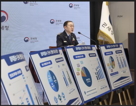 이명구 관세청장이 21일 서울세관에서 '2025년 마약단속 현황과 주요 특징'을 발표하고 있다./사진제공=관세청