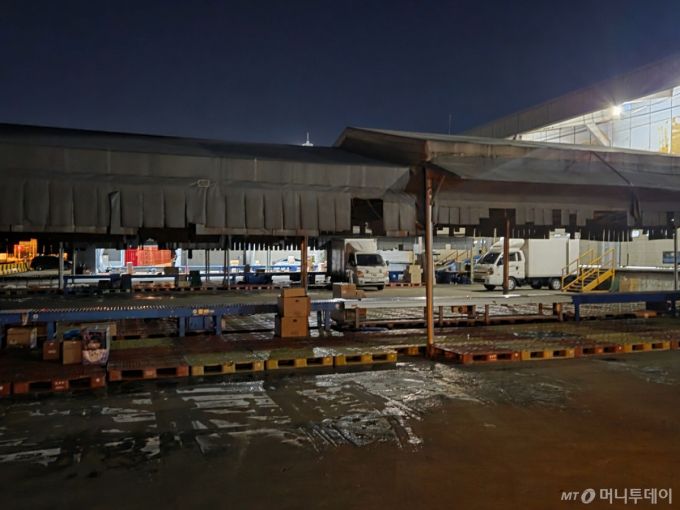 경기 군포시 복합물류터미널 상차장 모습. 택배 기사들은 가벽 없이 완전한 야외인 이곳에서 매일 작업을 이어가야 한다./사진=김서현 기자.