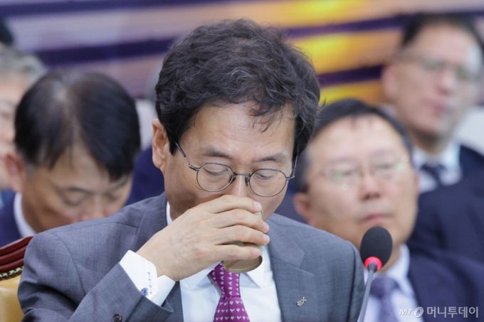 (서울=뉴스1) 신웅수 기자 = 함진규 한국도로공사 사장이 16일 서울 여의도 국회 국토교통위원회에서 열린 한국도로공사 등에 대한 국정감사에서 목을 축이고 있다.  2025.10.16/뉴스1  Copyright (C) 뉴스1. All rights reserved. 무단 전재 및 재배포,  AI학습 이용 금지. /사진=(서울=뉴스1) 신웅수 기자