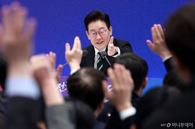 [서울=뉴시스] 고범준 기자 = 이재명 대통령이 21일 청와대 영빈관에서 열린 2026년 신년 기자회견에서 질문을 받고 있다. 2026.01.21. bjko@newsis.com /사진=고범준