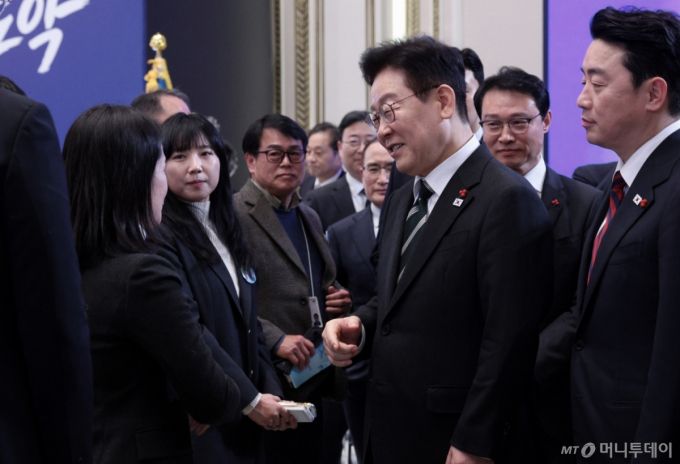 [서울=뉴시스] 고범준 기자 = 이재명 대통령이 21일 청와대 영빈관에서 열린 2026년 신년 기자회견을 마치고 기자들과 인사를 하고 있다. 2026.01.21. bjko@newsis.com /사진=고범준