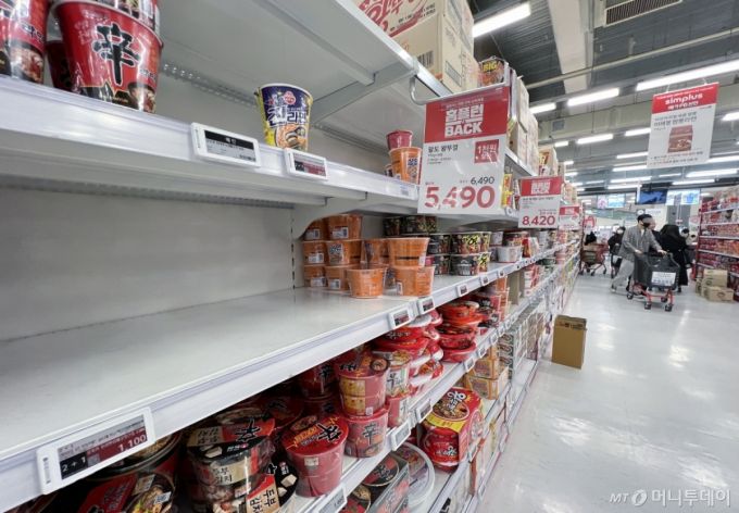 서울 시내의 한 홈플러스 매장 일부 매대가 비어 있는 모습. /사진제공=뉴스1