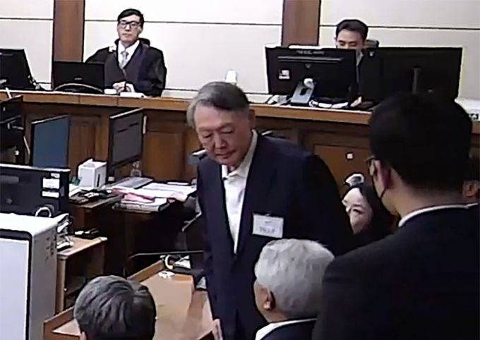 윤석열 전 대통령이 지난 16일 오후 서울 서초구 중앙지방법원에서 체포 방해와 국무위원 심의권 침해 등 혐의 1심 징역 5년을 선고받은 뒤 퇴장하고 있다. /사진=뉴스1