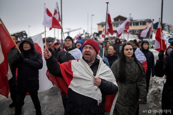 (로이터=뉴스1) 이호윤 기자 = 그린란드 시민들이 17일(현지시간) 수도 누크에 있는 미국 영사관 앞에서 미국 도널드 트럼프 대통령의 그린란드 병합시도에 항의하는 시위를 벌이고 있다. ⓒ 로이터=뉴스1  Copyright (C) 뉴스1. All rights reserved. 무단 전재 및 재배포,  AI학습 이용 금지. /사진=(로이터=뉴스1) 이호윤 기자