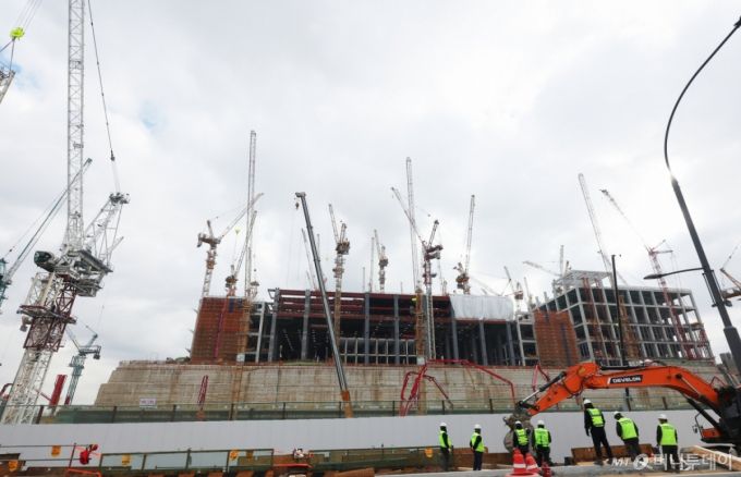 [용인=뉴시스] 김종택 기자 = 9일 경기도 용인시 처인구 원삼면 용인반도체클러스터 일반산업단지 공사현장에서 분주하게 공사가 진행되고 있다. (공동취재) 2026.01.09. photo@newsis.com /사진=