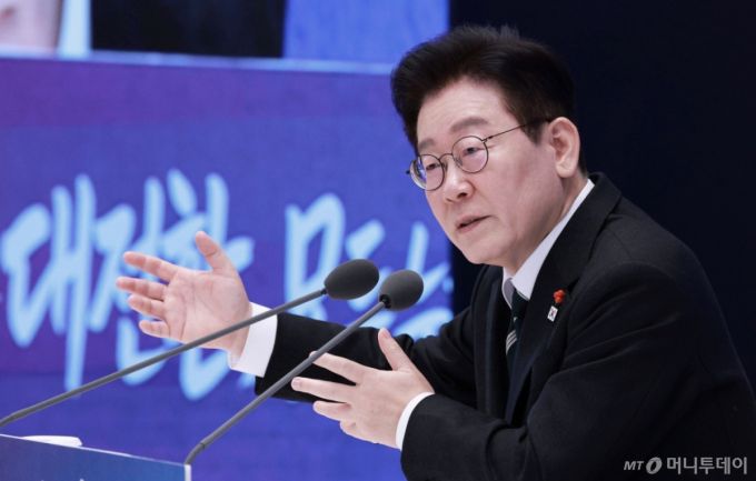 [서울=뉴시스] 고범준 기자 = 이재명 대통령이 21일 청와대 영빈관에서 열린 2026년 신년 기자회견에서 발언하고 있다. 2026.01.21. bjko@newsis.com /사진=고범준