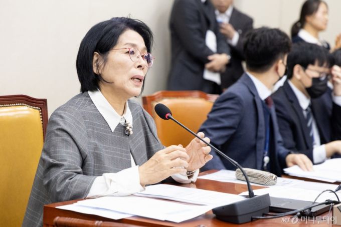 (서울=뉴스1) 이승배 기자 = 9일 서울 여의도 국회에서 열린 제429회국회(정기회) 과학기술정보방송통신위원회 제19차 전체회의에서 최민희 위원장이 발언하고 있다. 2025.12.9/뉴스1  Copyright (C) 뉴스1. All rights reserved. 무단 전재 및 재배포,  AI학습 이용 금지. /사진=(서울=뉴스1) 이승배 기자