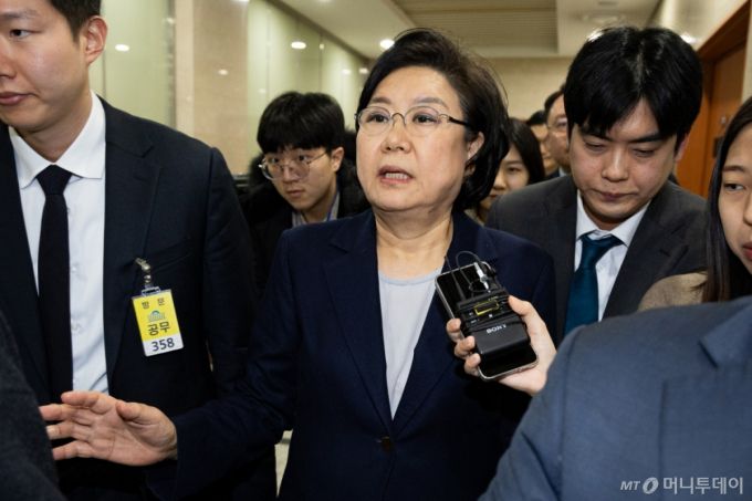 (서울=뉴스1) 유승관 기자 = 이혜훈 기획예산처 장관 후보자가 19일 서울 여의도 국회에서 인사청문회 개회를 기다리며 본청 내부를 이동하고 있다. 2026.1.19/뉴스1  Copyright (C) 뉴스1. All rights reserved. 무단 전재 및 재배포,  AI학습 이용 금지. /사진=(서울=뉴스1) 유승관 기자