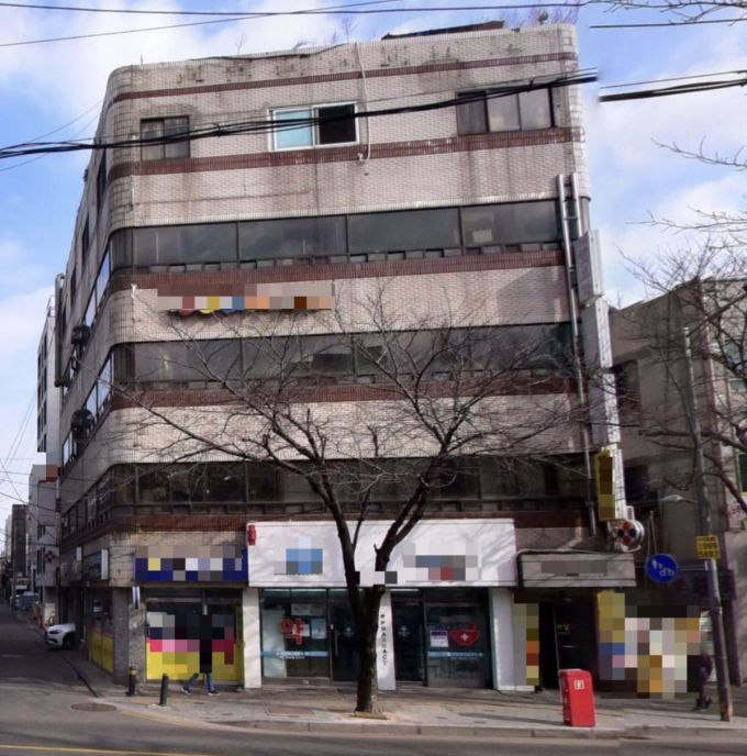 지난해 개인 체납액 전국 1위를 기록한 윤석열 전 대통령 장모 최은순씨가 과징금 25억원을 내지 않아 공매에 넘겨지게 될 것으로 알려진 서울 강동구 암사동 건물 전경. /사진=네이버 지도 갈무리