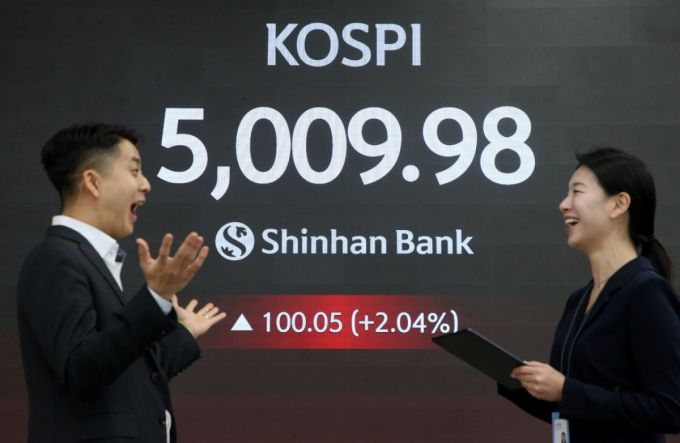 코스피 5000 돌파 신한은행 본점 현황판. /사진제공=신한은행