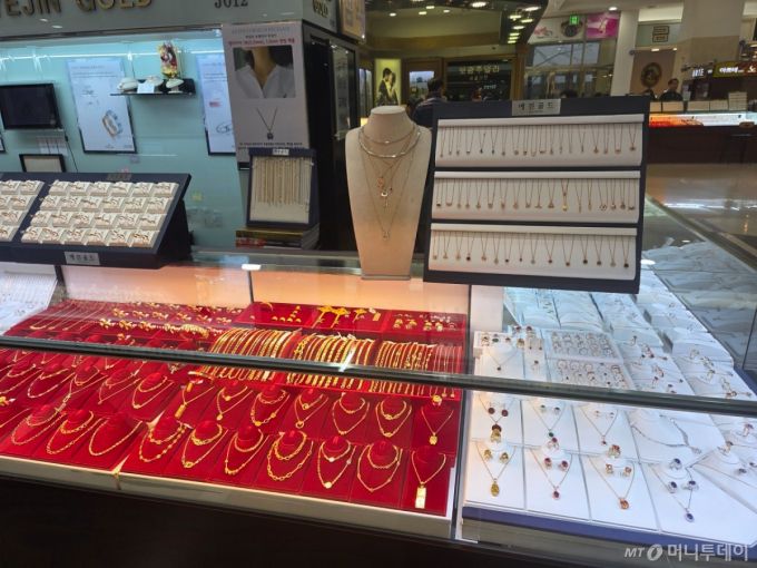 서울 종로구 귀금속거리 한 매장에 예물이 진열돼 있는 모습./사진=김서현 기자.