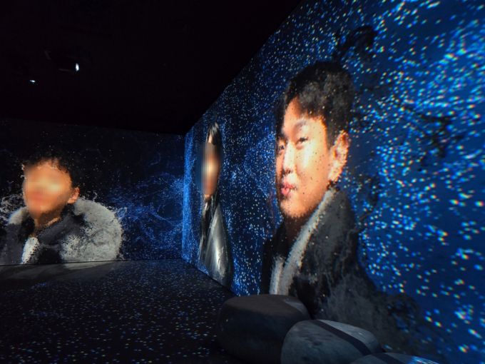 기자의 얼굴이 빛의 중정 안에서 상영되는 미디어 아트의 일부로 구성됐다./사진=이찬종 기자