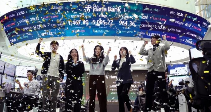 (서울=뉴스1) 박지혜 기자 = 22일 오전 서울 중구 하나은행 본점 딜링룸 현황판에 코스피 지수가 장중 5000p를 넘으며 개장하자 직원들이 환호하고 있다. 2026.1.22/뉴스1  Copyright (C) 뉴스1. All rights reserved. 무단 전재 및 재배포,  AI학습 이용 금지. /사진=(서울=뉴스1) 박지혜 기자