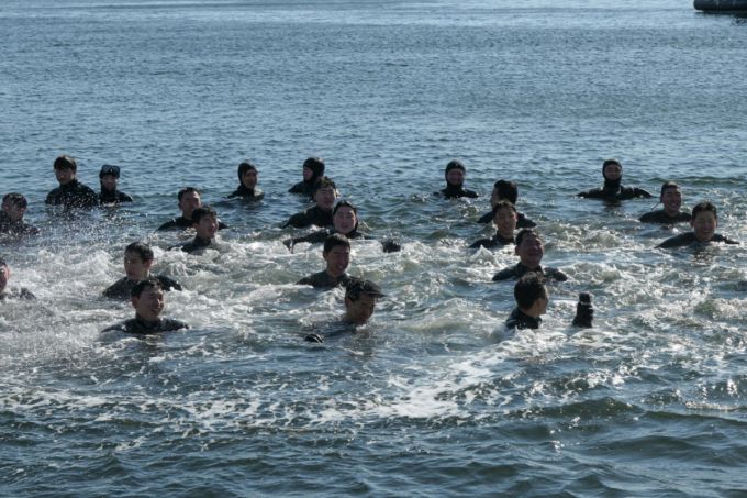 22일 기자가 경남 창원 해군 해난구조전대에서 진행된 SSU 혹한기 내한훈련에서 SSU 대원들과 함께 입수한 모습이 담긴 사진. /사진제공=해군본부