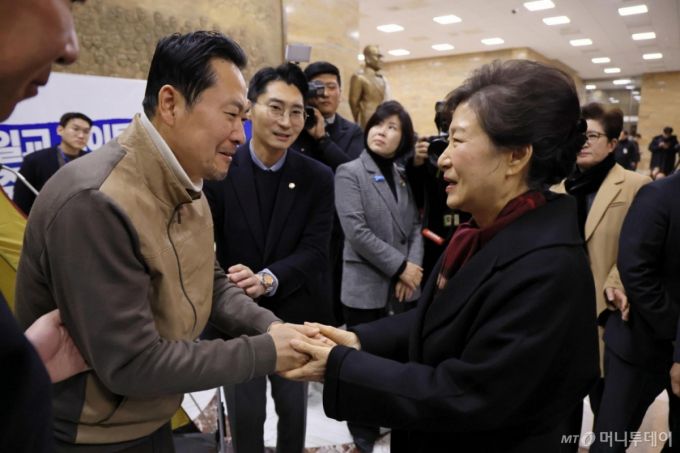 [서울=뉴시스] 김명년 기자 = 박근혜 전 대통령이 22일 서울 여의도 국회 로텐더홀에서 통일교게이트·더불어민주당공천뇌물 '쌍특검' 수용을 요구하며 8일째 단식 중인 장동혁 국민의힘 대표를 찾아 대화하고 있다. (공동취재) 2026.01.22. photo@newsis.com /사진=